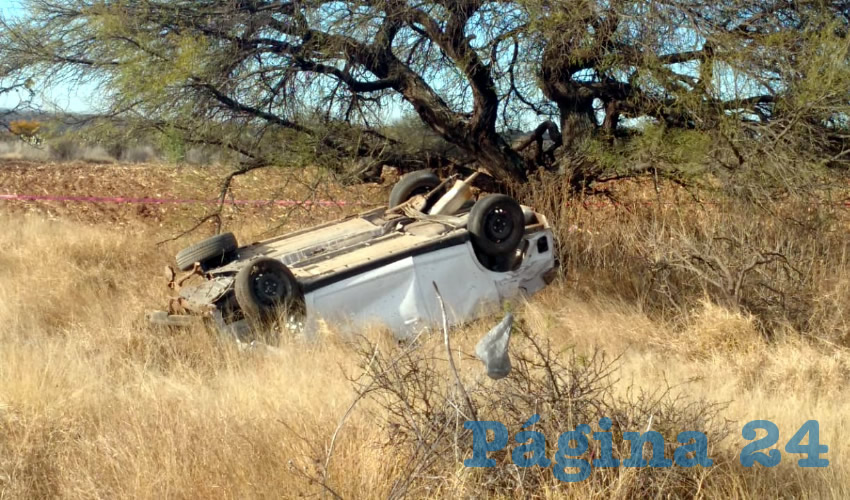 En la carretera estatal 5, el auto colisionó contra un árbol y quedó volcado sobre su toldo