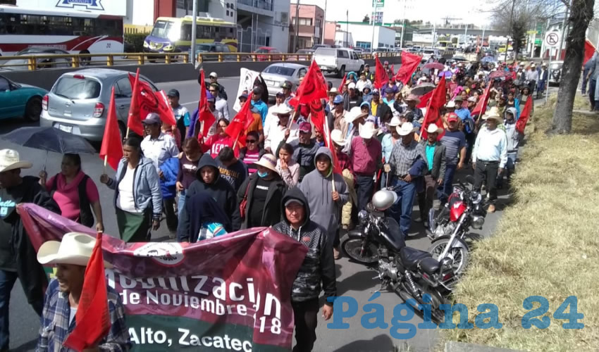“El pueblo se cansa de tanta pinche transa”, fue la consigna que decenas de campesinos adheridos a la Central Independiente de Obreros Agrícolas y Campesinos (CIOAC) expresaron durante la manifestación de ayer por la tarde en la capital zacatecana (Foto Cortesía)