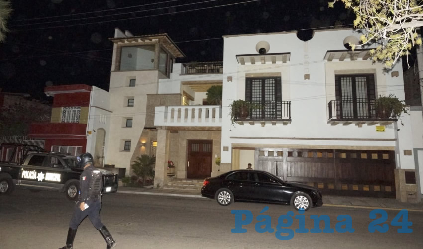 “El Pariente” fue baleado justo cuando subió afuera del automóvil Mercedes Benz, afuera de su domicilio.