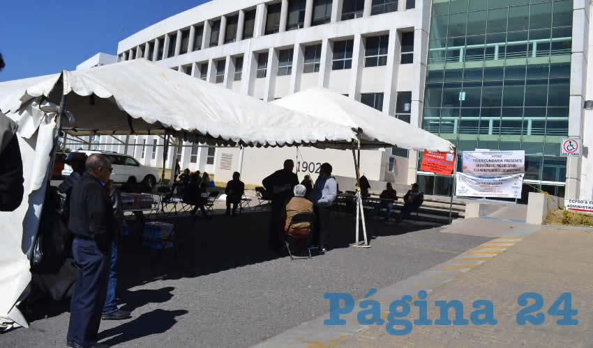 Miembros del Sindicato de Trabajadores de Telesecundaria del Estado de Zacatecas (SITTEZ) continuaron con la toma indefinida de la Secretaría de Finanzas (Sefin), misma que se extendió al complejo burocrático de Ciudad Administrativa, para exigir mejoras salariales con el aumento de una hora semanal,que según el gobierno estatal, no podrá hacerse efectiva por la insuficiencia presupuestal (Foto Merari Martínez)