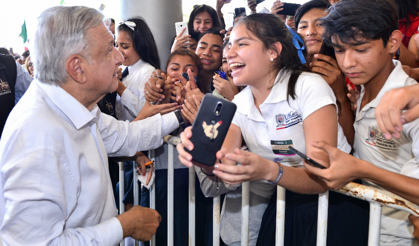 Iguala, Guerrero.- El presidente Andrés Manuel López Obrador entregó apoyos a jóvenes y madres (Foto: Gobierno de la República)