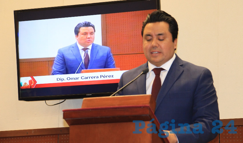 El encargado de dar lectura a la iniciativa en nombre de los diputados de Morena fue, Omar Carrera Pérez, quien señaló que la solicitud es presentada ya que la Procuraduría General de la República (PGR) declaró en días anteriores, su incompetencia ante las demandas ya que corresponden al ente estatal (Foto Rocío Castro Alvarado)