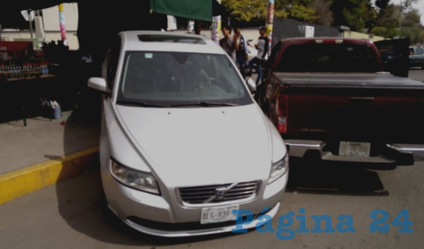 La camioneta se estampó contra un automóvil, el cual subió a la banqueta y casi destroza el puesto de un bolero