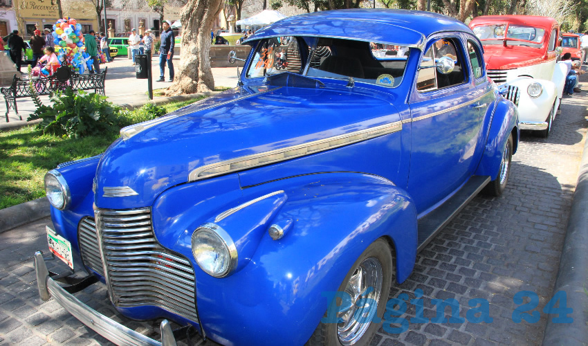 Además resaltaron que son más de 160 autos participantes, y que en el lugar de la exhibición, se concentraron en la Alameda, para ofrecer además puestos de comercio, y venta de juguetes a escala. Sin dejar de mencionar la venta de autopartes y accesorios para los autos antiguos. Por lo que la ciudadanía pudo disfrutar de los autos y de la presencia de varios clubes que restauran distintos modelos de autos y camionetas (Foto: Rocío Castro Alvarado)