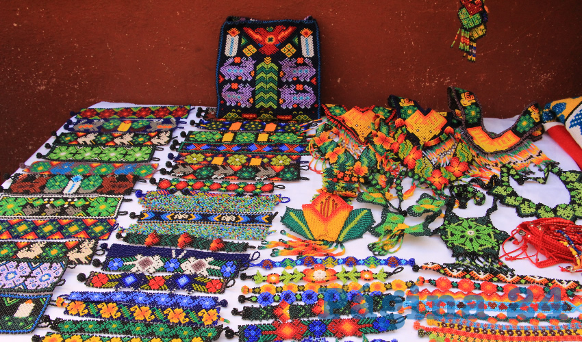 Los artesanos, presentan en sus mesas y espacios semifijos, las formas en que se adapta el comercio y la forma de ver el mundo de su cultura y tradiciones (Foto: Rocío Castro Alvarado)