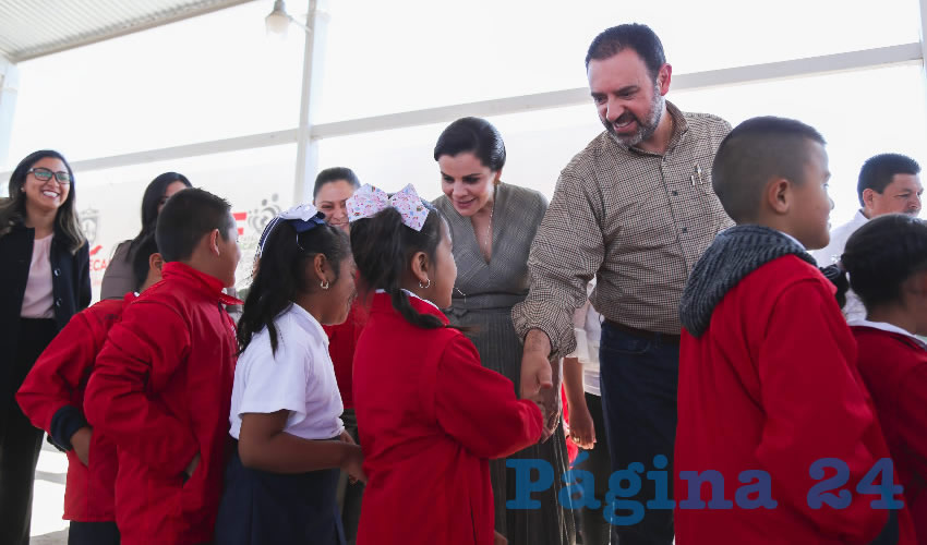 Entrega Alejandro Tello jardín de niños para familias de El Salvador