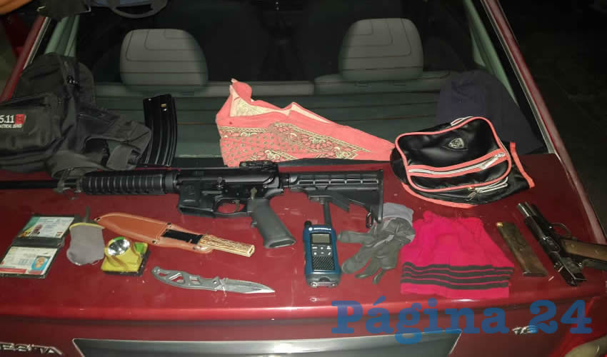 El rifle, la pistola y otros objetos con llevaban los delincuentes en su autom&oacute;vil