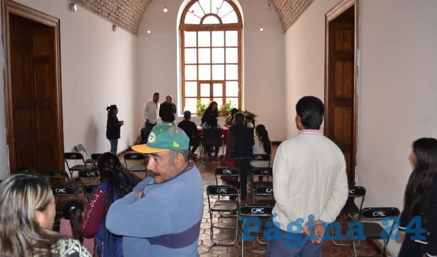 En el municipio de Zacatecas se registraron 27 parejas, mismas que unirán en matrimonio de manera gratuita, pues sólo tuvieron que acudir a las instalaciones del DIF Municipal, ubicado en el Parque Hundido, a llevar su documentación tales como acta de nacimiento, identificación oficial, comprobante de domicilio y exámenes prenupciales (Foto Merari Martínez)