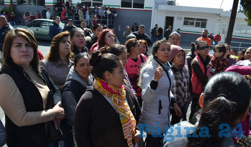 Antes de tomar esta medida de presión para ser atendidos por Verónica Díaz Robles, delegada de Programas para el Desarrollo en Zacatecas, se manifestaron en la Secretaría del Bienestar (Foto Merari Martínez)