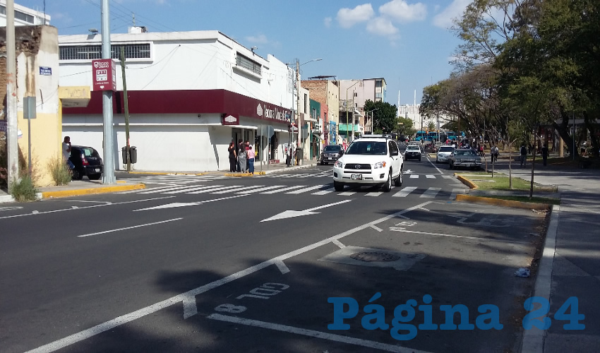 En las inmediaciones del Parque Morelos, en donde pasan una cantidad considerable de rutas del transporte público, además de ser rutas alternas para la llegada y salida del centro de Guadalajara; no hay semáforo y el cruce ha generado centenares de percances viales; urge solución/Fotos: Francisco Tapia