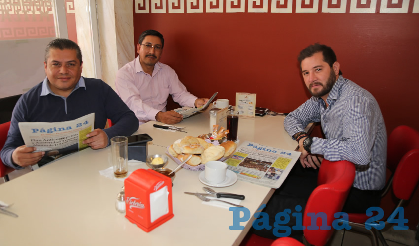 Los abogados Rubén Martín Delgadillo y Pedro González Reyes acompañados de Luis Vázquez Andrade desayunaron en el restaurante Mitla