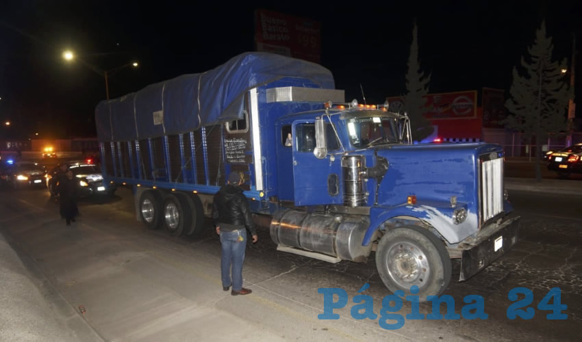 La unidad policiaca se estrell&oacute; contra este cami&oacute;n torton, sobre avenida Siglo XXI