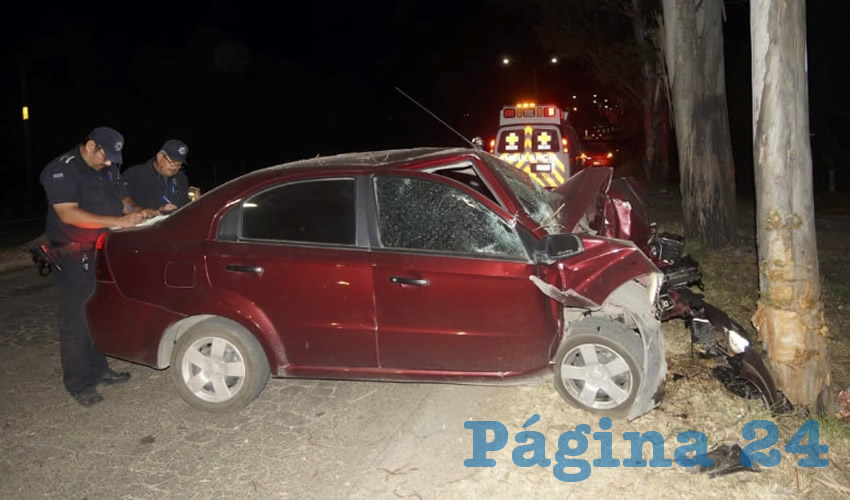 El automóvil Chevrolet Aveo que estrelló contra un árbol el ebrio Carlos Esaú Gómez Vargas