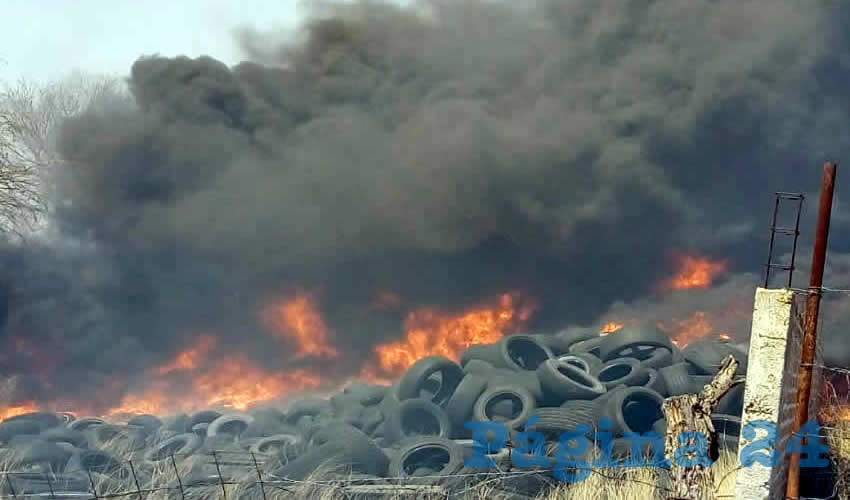 Los oficiales salvaron a los menores, que corr&iacute;an riesgo por un incendio cercano