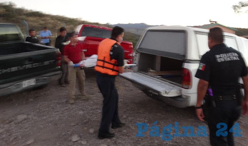 Momento en que las autoridades retiran el cad&aacute;ver del a&uacute;n desconocido