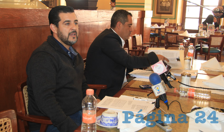 El empresario Víctor Manuel de Santiago González, acusó a Antonio Aceves Sánchez, presidente municipal de Jerez por conflicto de intereses, luego de que manera arbitraria y prepotente le retiran sus estructuras que año con año coloca en las instalaciones del Teatro del Pueblo (Foto Rocío Castro)