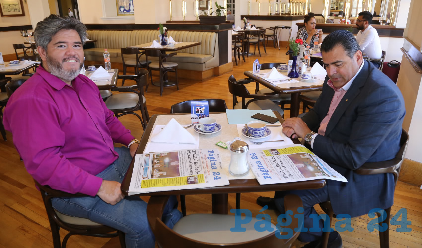 Adrián Charles Robledo y Alejandro González Dávila se reunieron en Sanborns Francia