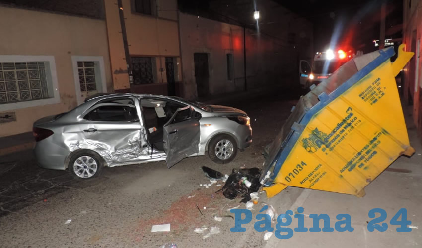El autom&oacute;vil Ford Figo, tras el primer choque, se volc&oacute; y se estamp&oacute; contra un contenedor