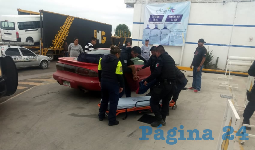 En un auto particular inició el traslado de Raúl “N” “N” rumbo a un hospital, pero posteriormente sería subido a una ambulancia, siendo finalmente internado en la Clínica 32 del IMSS