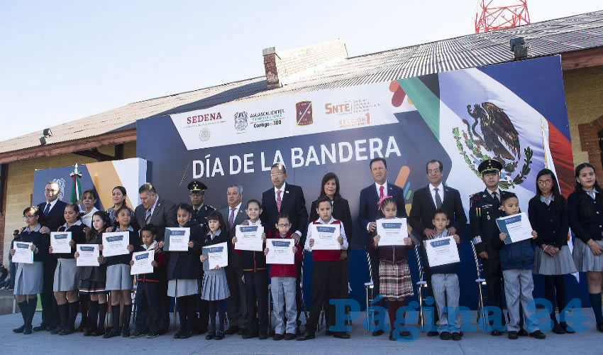 En representación del gobernador Martín Orozco Sandoval, el secretario general de Gobierno, Enrique Morán Faz, encabezó la conmemoración del Día de la Bandera