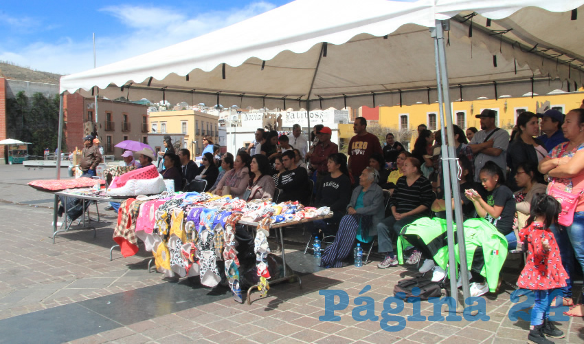 También los asistentes pudieron disfrutar de exposiciones caninas, bailes, música en vivo, cuenta cuentos y conferencias, además de comprar ropa y accesorios para mascotas (Foto Rocío Castro Alvarado)