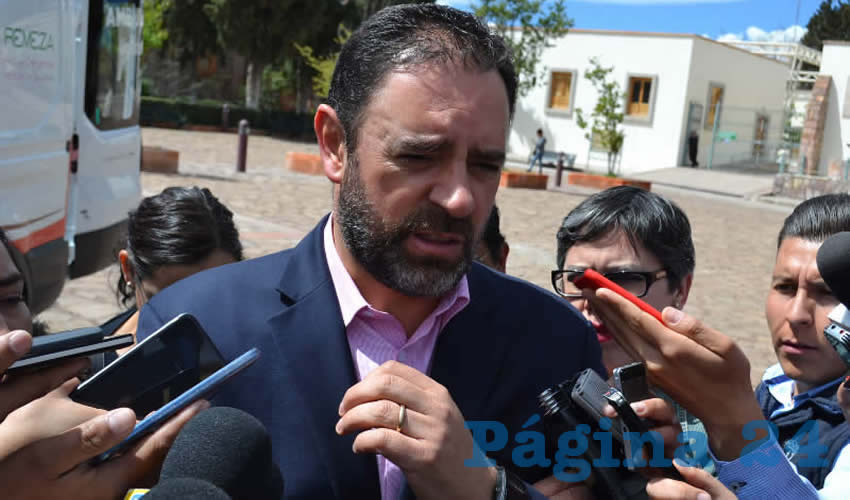 Alejandro Tello Cristerna, comentó acerca de los temas relacionados con el Impuesto Ecológico, así como sobre los diversos amparos de las empresas. Manifestó su opinión sobre el tema de las percepciones y presupuesto al poder Legislativo local. Afirmó que sí hay un problema educativo en el estado, pero que ya entablan diálogo con la Secretaría de Educación Pública (SEP). (Foto: Merari Martínez)