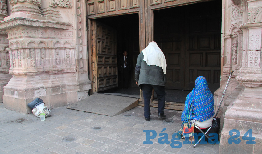 Los indigentes, comentó personal de mantenimiento de la Catedral, llegan desde muy temprano y se apoderan de cada una de las entradas de este inmueble (Foto Rocío Castro Alvarado)