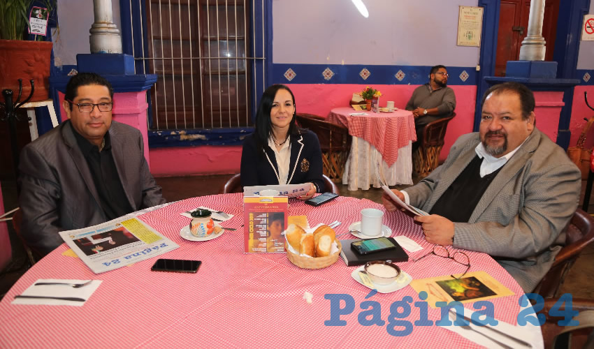 En La Saturnina almorzaron Federico Dom&iacute;nguez Ibarra, dirigente del Sindicato &Uacute;nico de Trabajadores del Estado y Municipios de Aguascalientes (SUTEMA); Luc&iacute;a Armend&aacute;riz Silva, diputada local; y Miguel &Aacute;ngel N&aacute;jera