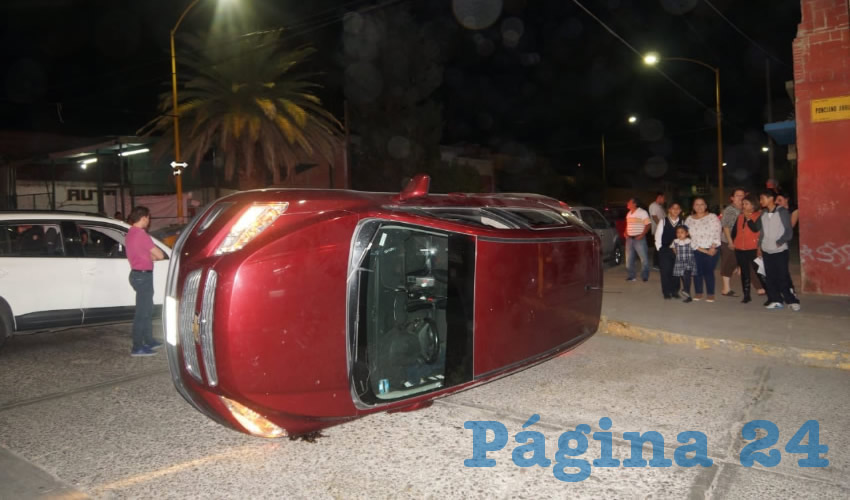 Así quedó la camioneta Chevrolet Trax, que conducía el veloz e imprudente conductor David Gómez Vázquez, de 63 años de edad