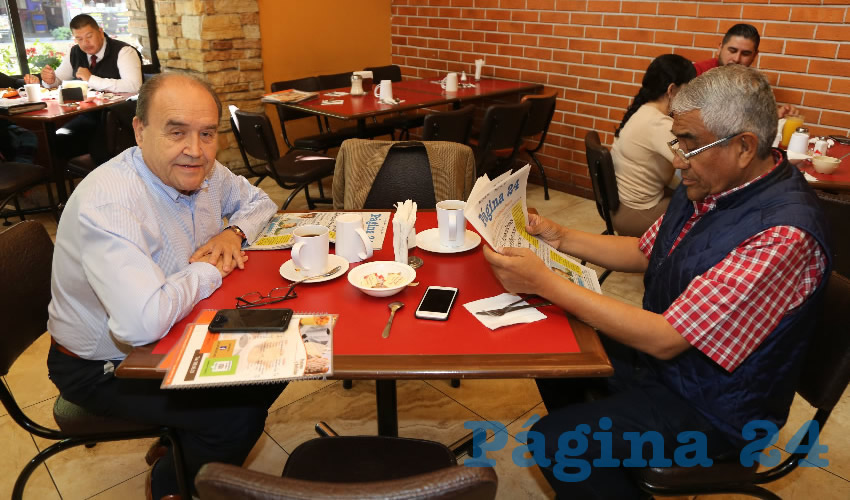 Javier Medina Rodr&iacute;guez y Ram&oacute;n Jim&eacute;nez Pe&ntilde;aloza. Presidente del DIF Municipal compartieron el primer desayuno de la ma&ntilde;ana en las Antorchas