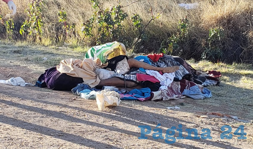 Entre cobijas y prendas, fueron tirados los cadáveres de un hombre y una mujer