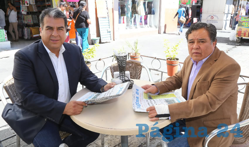 Cuauht&eacute;moc Escobedo Tejada, presidente municipal de Pabell&oacute;n de Arteaga; y Ram&oacute;n Ram&iacute;rez Lu&eacute;vano departieron en Caf&eacute; Catedral