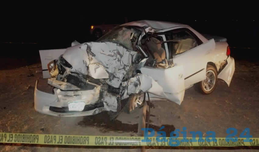 El automóvil “chocolate” se estrelló contra un tráiler que invadió el carril sobre la carretera federal 71, en Pabellón de Arteaga
