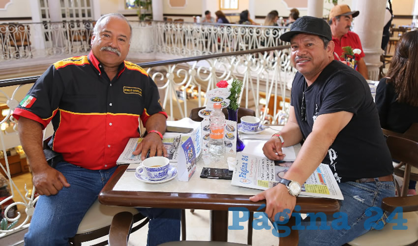 En Sanborns Francia almorzaron Rogelio Castellanos Ramón, ingeniero; y Jesús Reyes Martínez, contador; que nos visitan de Coahuila para participar en el motociclismo de la Soberana Convención