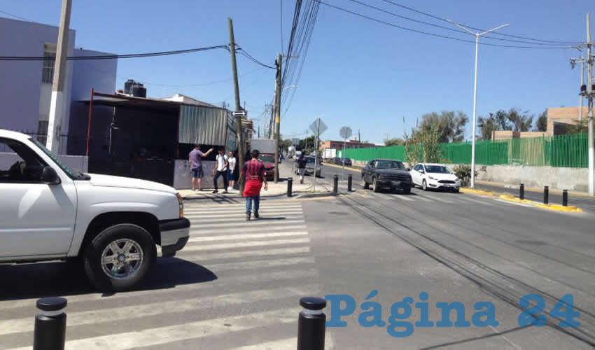 En repetidas ocasiones se han denunciado las quejas de los vecinos de esta zona en Zapopan, quienes desde la administración del ex presidente municipal Héctor Vielma exigieron que se pusieran luminarias en los postes, sin que ninguno de los siguientes alcaldes, incluido Pablo Lemus, atienda la demanda/Fotos: Rafael Hernández Guízar