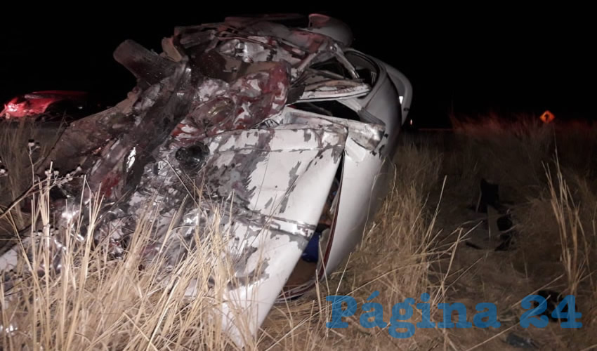 En el destrozado Volkswagen Sed&aacute;n, murieron tres personas