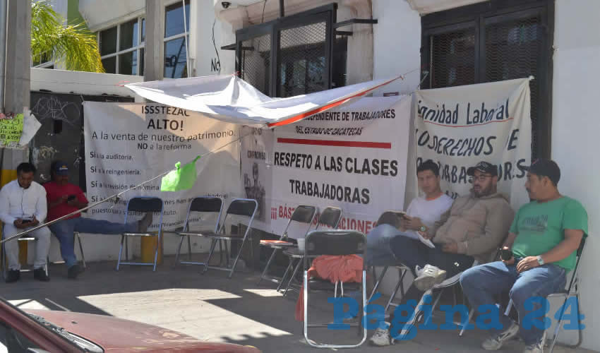 Los quejosos exigieron a las autoridades que no vendan la reserva técnica que pertenece al organismo, misma que pretenden traspasar para pagar compromisos económicos del instituto (Foto Merari Martínez)