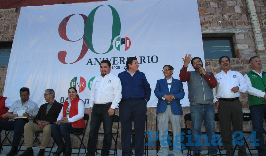 Gustavo Uribe Góngora, dirigente estatal del tricolor, acompañado de líderes de organizaciones afines al partido, comités municipales, presidentes municipales y diputados locales, fue el encargado de ofrecer un mensaje a la militancia por los 90 años de este instituto político (Foto Rocío Castro Alvarado)