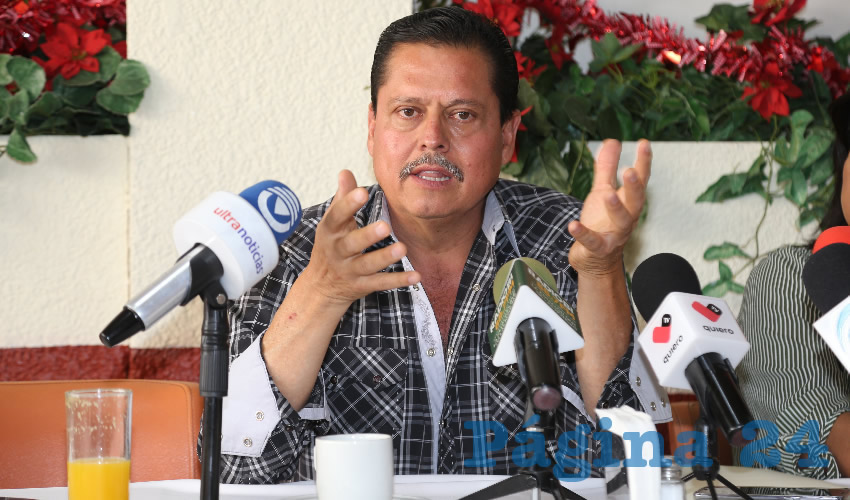 Felipe Hinojo Alonso, junto con algunas de las víctimas de tortura, en conferencia de prensa (Fotos: Eddylberto Luévano Santillán)