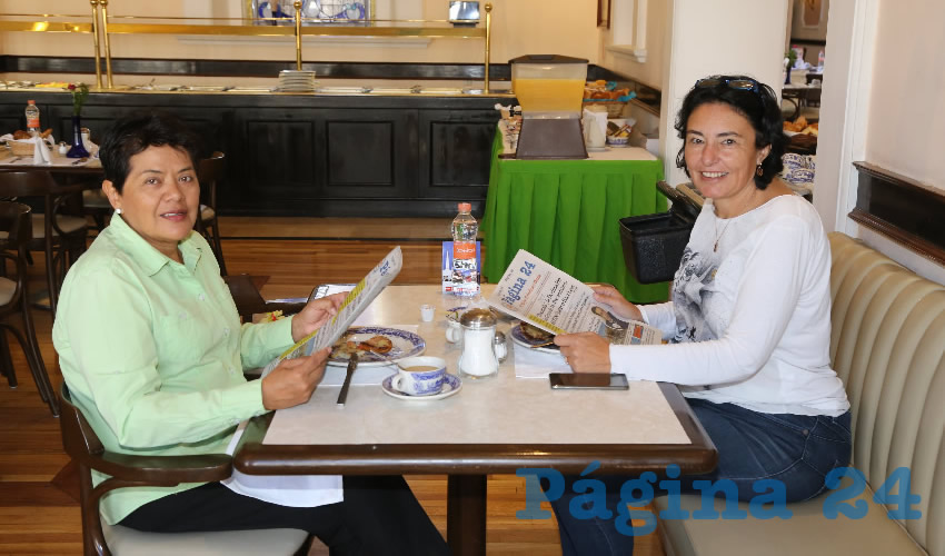 Erendira de la Fuente Hernández y Paola Guazque Ruvalcaba desayunaron en Sanborns Francia