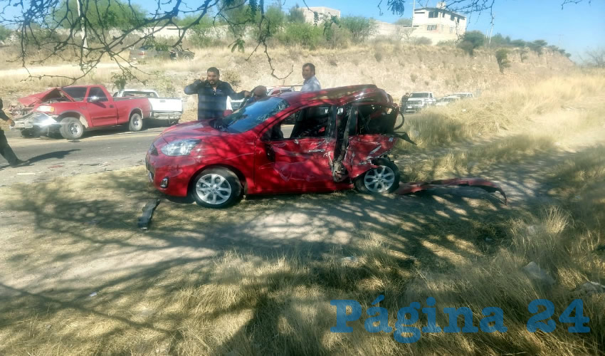 El vehículo Nissan March, que manejaba Miguel Ángel Martín Torres y quedó destrozado de su parte posterior
