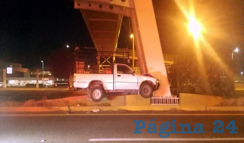 Ramón Sandoval Álvarez aseguró que se vio obligado a dar un volantazo, chocando contra la columna de un puente vehicular