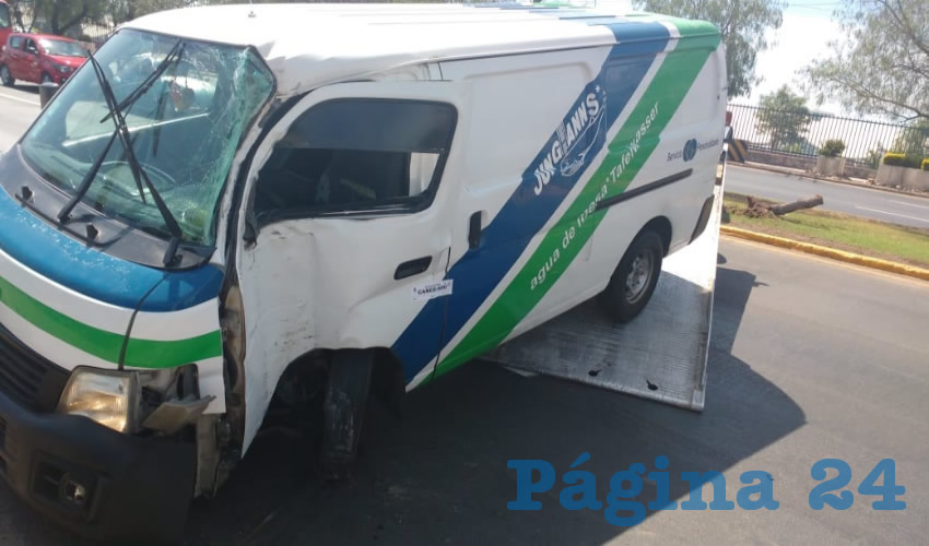 La camioneta van que se estamp&oacute; contra un poste de concreto de la CFE