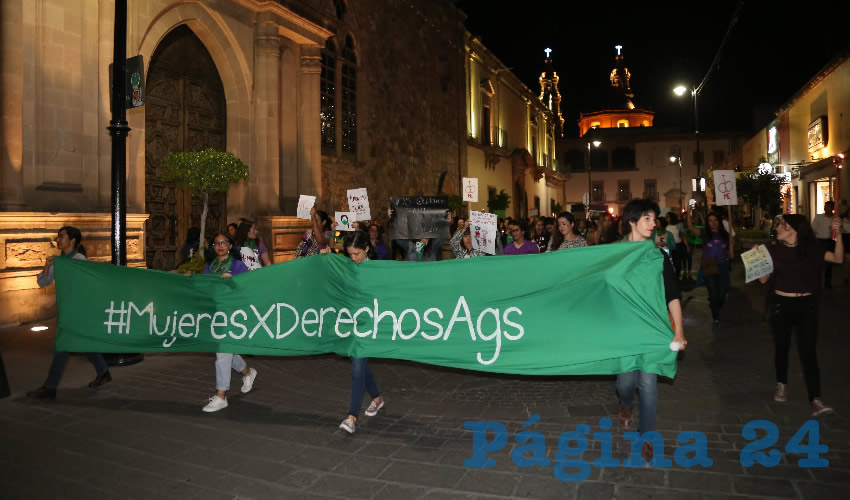 Cerca de las 10:00 de la noche decenas de mujeres “reclamaron la calle” para exigir seguridad