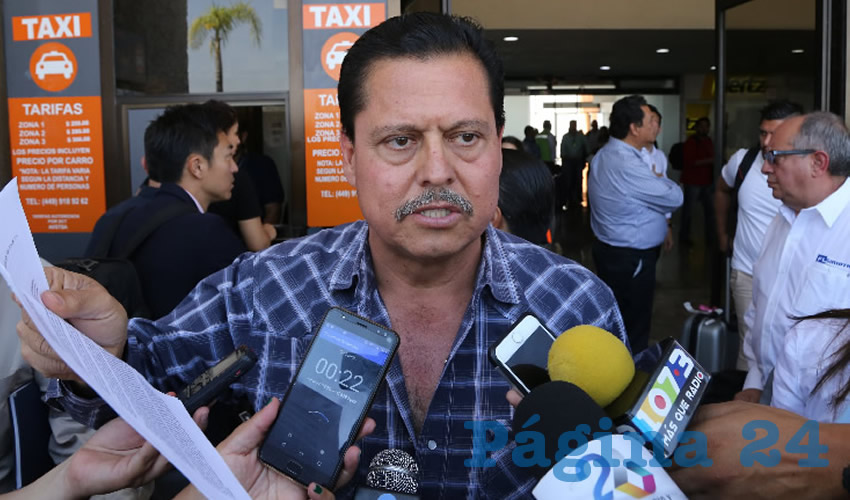 Felipe Hinojo Alonso entreg&oacute; la carta al presidente donde se le cuenta todo lo que hizo Felipe de Mu&ntilde;oz V&aacute;zquez cuando fue procurador de Aguascalientes (Foto: Eddylberto Lu&eacute;vano Santill&aacute;n)