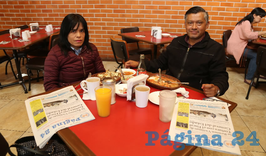 En Las Antorchas compartieron el primer alimento matutino María Verónica Mejía Quintanilla y Raúl Tenorio de la Rosa
