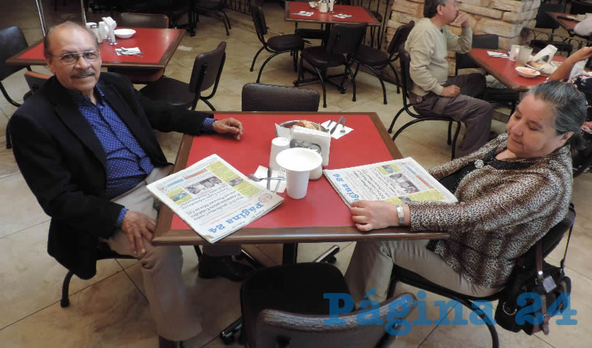 En el restaurante Las Antorchas compartieron el pan y la sal los profesores José Ramos Palomino y Clara Rivera Rodríguez