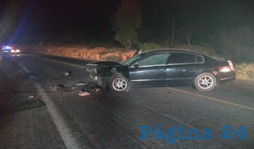 Destrozado del frente quedó el vehículo Nissan Áltima que conducía Jesús “N” “N”; la otra unidad terminó fuera del camino