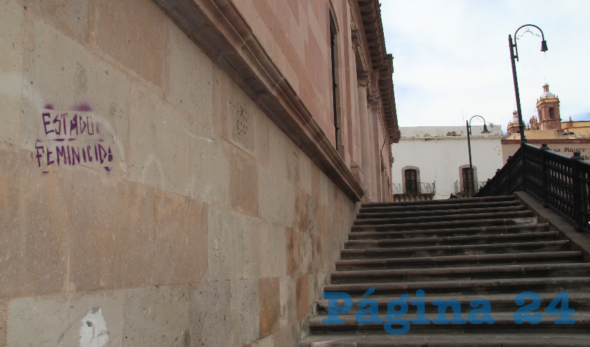 Estos grafitis se vieron en el Centro Histórico de la capital donde el mensaje fue “Estado feminicida”, “Respeta mi existencia, espera resistencia”, en letras moradas que se plasmaron en edificios de cantera (Foto Rocío Castro Alvarado)