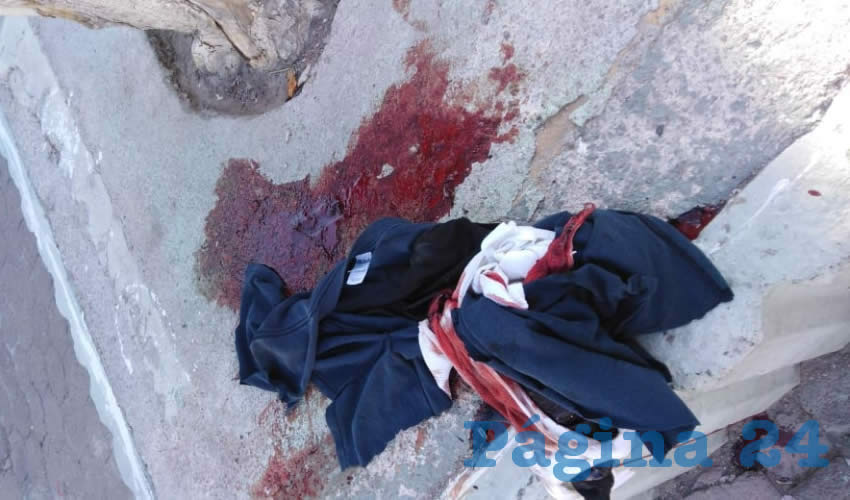 El charco de sangre y parte de la ropa de la víctima, quien se encuentra en estado crítico